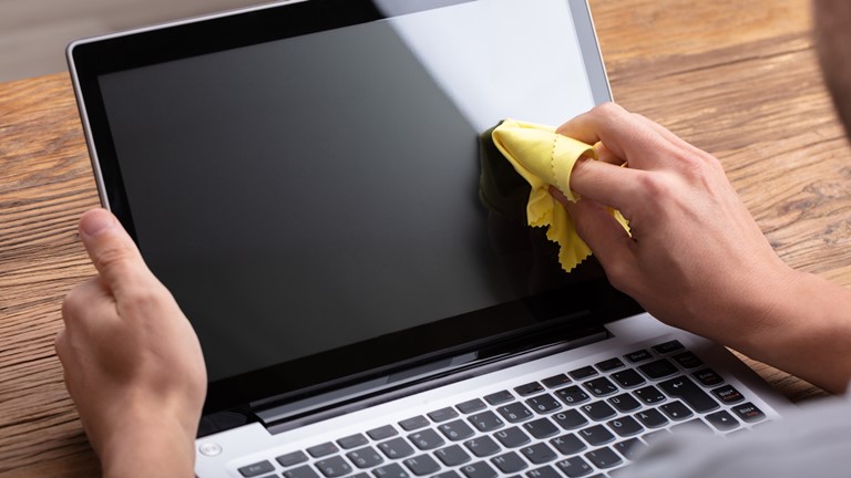Laptop Bildschirm reinigen Laptop reinigen mit Mikrofastertuch
