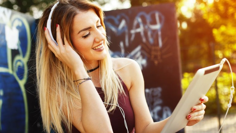 Musik hören Frau Spotify App Smart TV