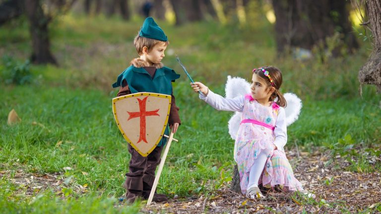Kinder verkleidet als Ritter und Prinzessin