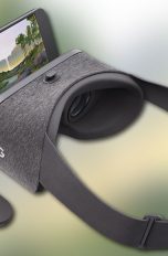 In die Googel Daydream VR-Brille wird ein Smartphone eingesetzt.