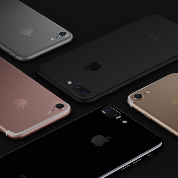 F&uuml;nf iPhones vor schwarzem Hintergrund &ndash; Tempo vom iPhone 7 im Test