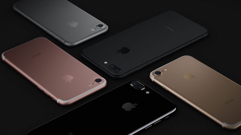 Fünf iPhones vor schwarzem Hintergrund – Tempo vom iPhone 7 im Test