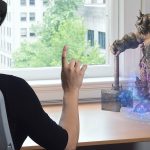 Für Nutzer der Augmented Reality-Brille Microsoft HoloLens scheinen Gegenstände im Raum zu stehen oder zu schweben.