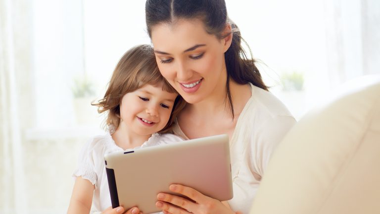Mutter installiert Kindersicherung beim iPad