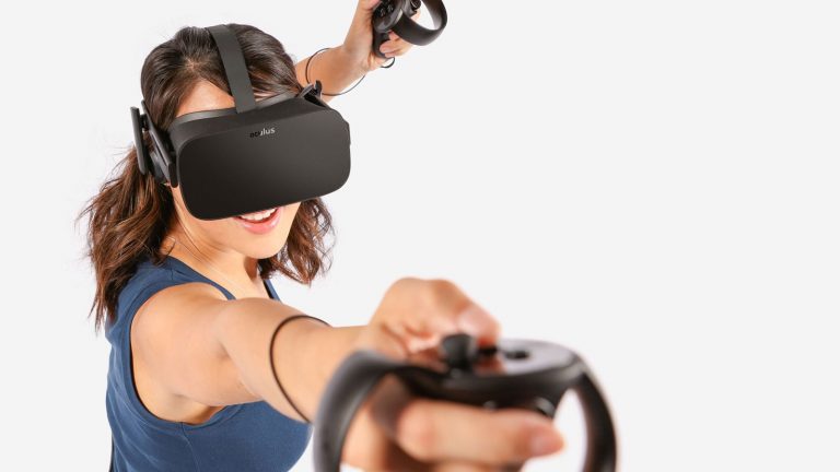 Eine Frau mit einer Oculus Rift und zwei Touch-Controllern in den Händen.