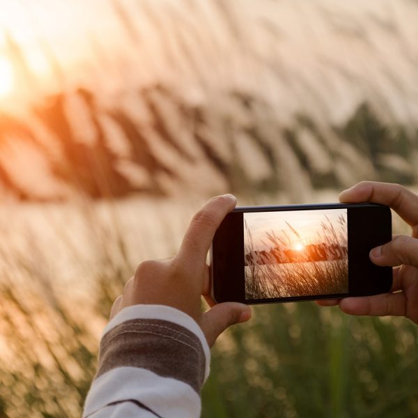 Handy f&uuml;r Fotos mit zwei H&auml;nden halten