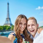 Mit einer Selfie-App können Sie prima Selbstporträts beim Paris-Urlaub machen.