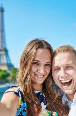 Mit einer Selfie-App können Sie prima Selbstporträts beim Paris-Urlaub machen.