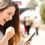 Nutzerin der Messenger-App Telegram freut sich &uuml;ber die M&ouml;glichkeit zu spielen.