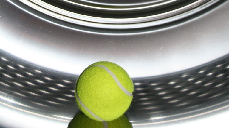 Tennisball in Trockner statt Trocknerbälle.