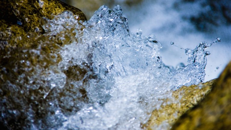 Wasser wirkt eingefroren aufgrund Kurzzeitbelichtung