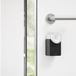 Mit dem Nuki Smart Lock die Haust&uuml;r abschlie&szlig;en.