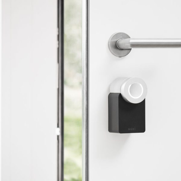 Mit dem Nuki Smart Lock die Haust&uuml;r abschlie&szlig;en.