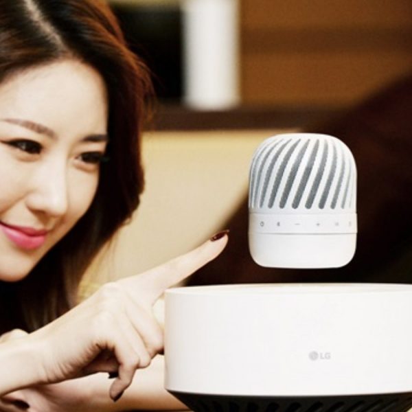 Mobilteil des PJ9 schwebend &uuml;ber der Basisstation.