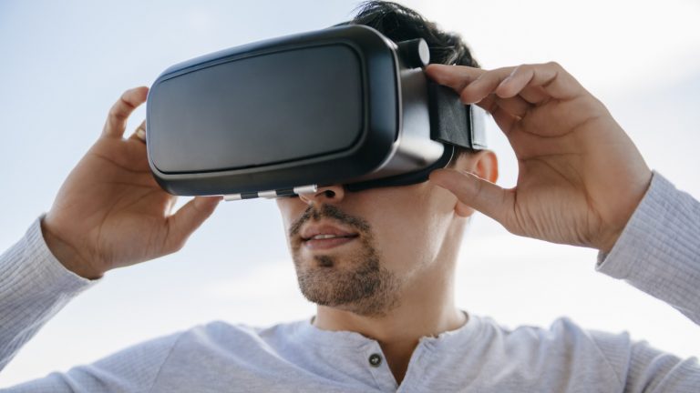 User mit VR-Brille