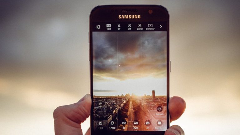 User fotografiert Stadt im Sonnenuntergang mit Samsung Galaxy S7.