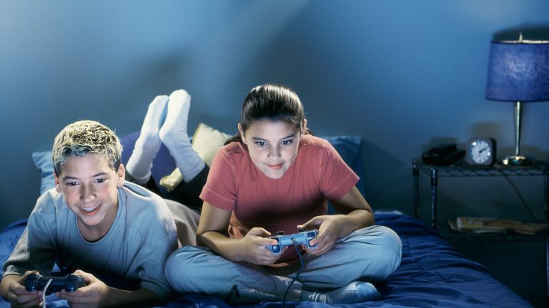 Zwei Teenager duellieren sich an der Spielkonsole