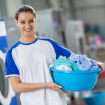 Frau mit W&auml;schekorb und frisch gewaschener W&auml;sche