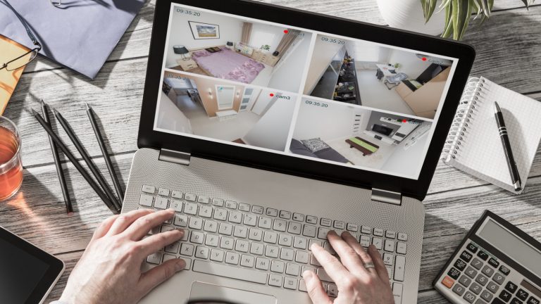Laptop mit Bildern von &Uuml;berwachungskameras auf dem Bildschirm