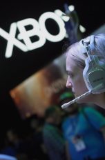 Ein Xbox-Fan spielt auf einer Messe mit der Spielkonsole