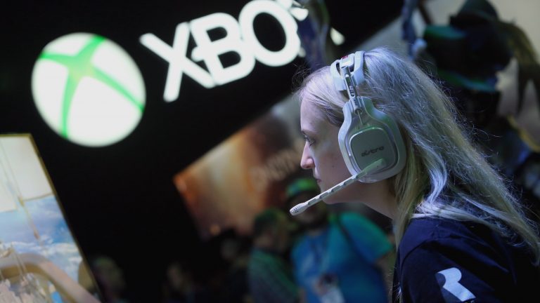Ein Xbox-Fan spielt auf einer Messe mit der Spielkonsole