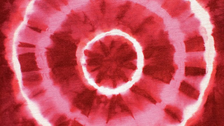 Konzentrische weiße Kreise in rotem Stoff