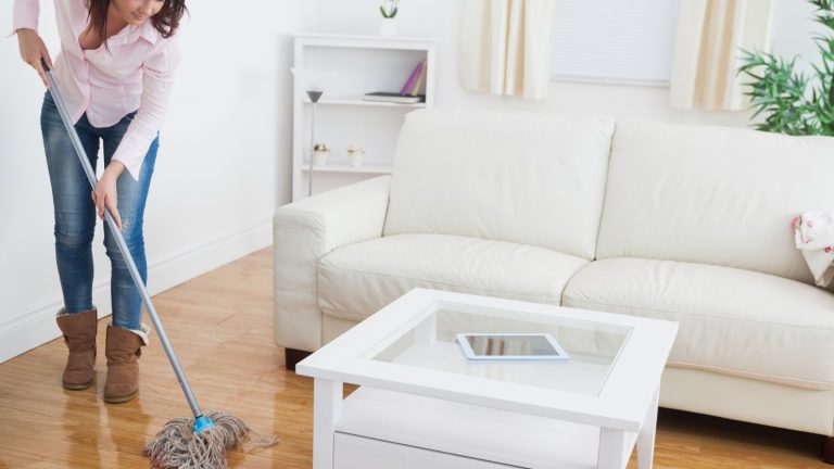 Frau wischt den Boden mit Mop