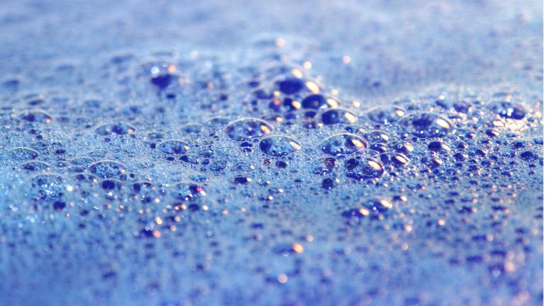 Matratzenreinigung selber machen - so gelingt’s Mit einer Spülmittellösung bekommen Sie Urinflecken aus der Matratze schnell wieder raus