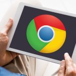 Tablet mit Chrome Logo auf dem Display