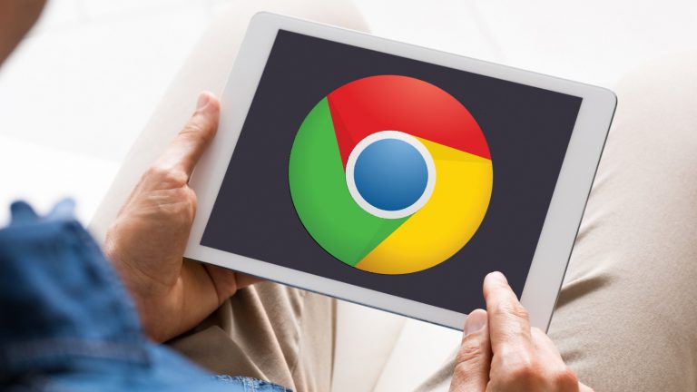 Tablet mit Chrome Logo auf dem Display