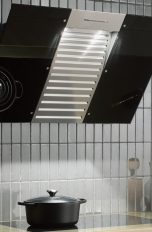 Dunstabzugshaube mit Soundsystem an Küchenwand