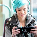 M&auml;dchen spielt mit Nintendo Switch im Bus