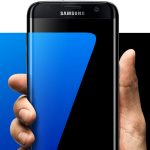 Großaufnahme Hand hält Samsung Galaxy S7