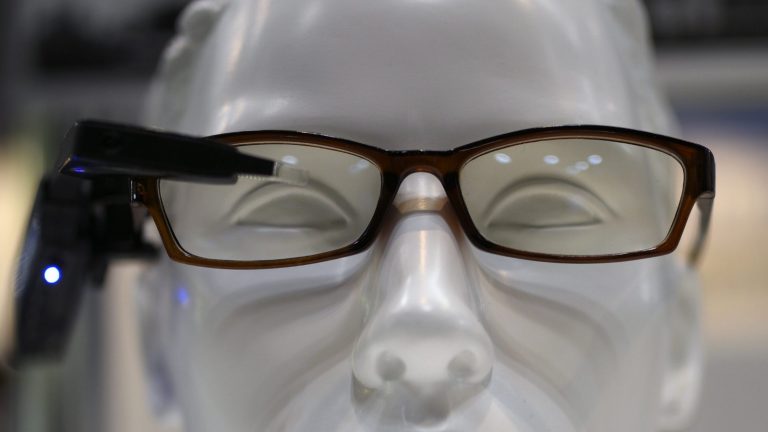 Google Glasses auf Kopfmodell