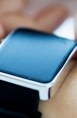 Nahaufnahme Smartwatch am Arm
