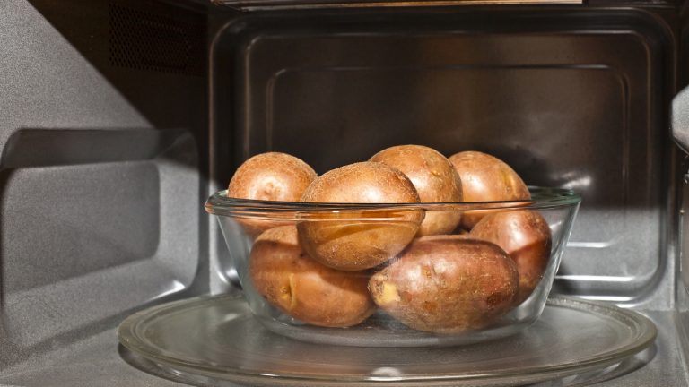 Kartoffeln werden in der Mikrowelle viel schneller weich als im Kochtopf.