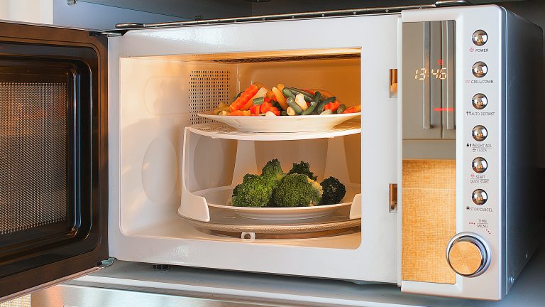 Bereiten Sie Ihr Gemüse in der Mikrowelle zu, behält es viele Nährstoffe.
