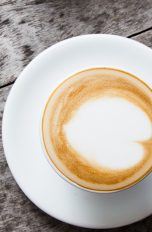 Kaffee mit perfektem Milchschaum – für viele Kaffeefreunde ein absolutes Muss. Wie Sie diesen selber herstellen können, verrät Ihnen der UPDATED Ratgeber.