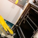 Regelm&auml;&szlig;iges Putzen erh&auml;lt strahlenden Glanz in der K&uuml;che und macht Keimen den Garaus.