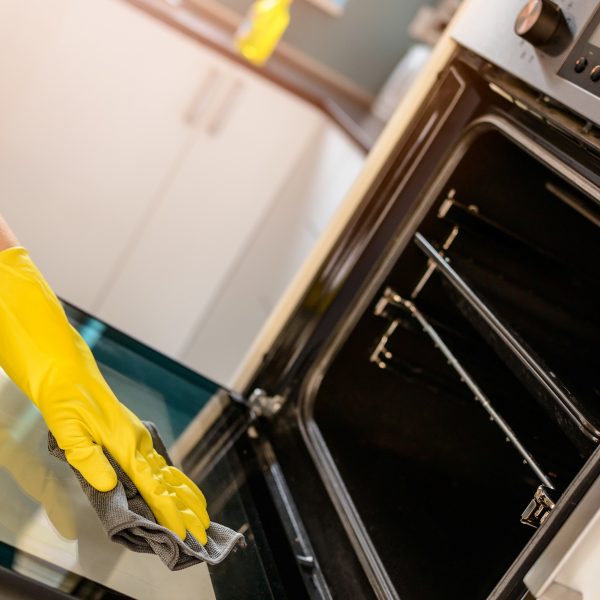 Regelm&auml;&szlig;iges Putzen erh&auml;lt strahlenden Glanz in der K&uuml;che und macht Keimen den Garaus.