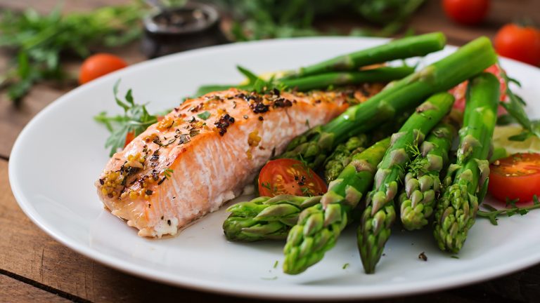 Gesund und lecker: Grüner Spargel mit frischem Lachs.