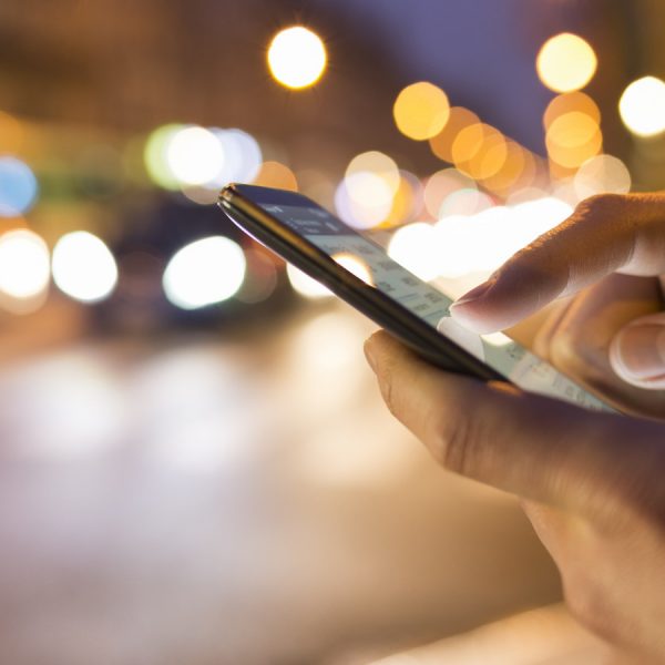 M&auml;nnerh&auml;nde mit iPhone vor regem Stra&szlig;entreiben