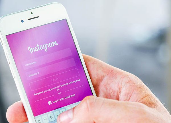 Smartphone mit Live-Video bei Instagram
