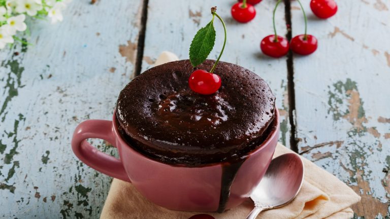 Was braucht der Mensch mehr: Ein leckerer Schokokuchen zum aus-der-Tasse-löffeln.