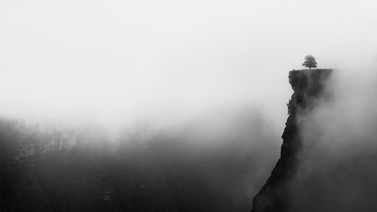 Schwarz-weiss-Fotografie in der Landschaftsfotografie mit einer Klippe und Nebel