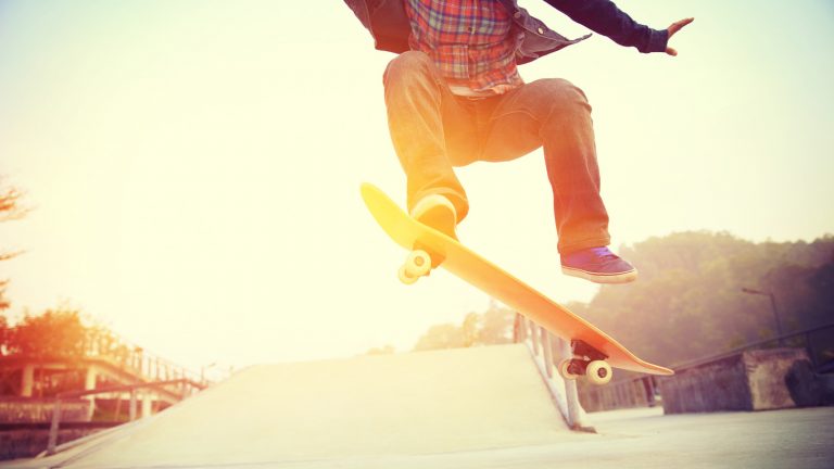 Ein Skater springt mit seinem Board