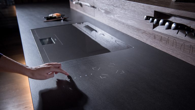 Durch Ber&uuml;hrung des Natursteines an den eingravierten Stellen aktiviert der Anwender die Steuerung von Licht, Beschattung oder Musik.