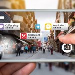 Auf einem Smartphone werden die Namen der Gesch&auml;fte in einer Stra&szlig;e eingeblendet