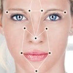 Parameter des Gesichts einer jungen Frau werden gescanntwird