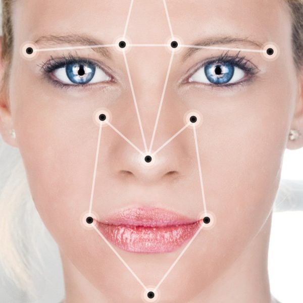 Parameter des Gesichts einer jungen Frau werden gescanntwird